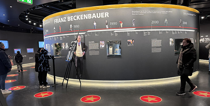 Es gibt ein Kondolenzbuch zum Beispiel in dem FC Bayern Museum in der Allianz Arena (©Foto: Martin Schmitz)
